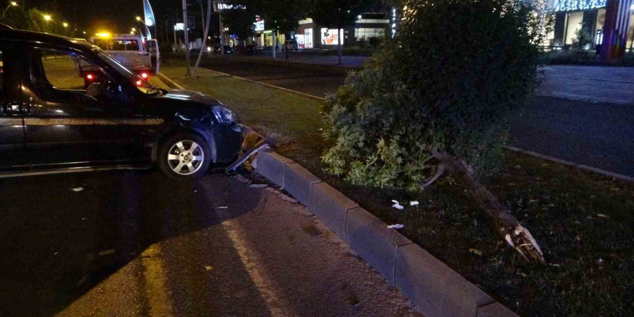 Çarptığı ağacı yerinden söküp karşı şeride geçti: 1 yaralı