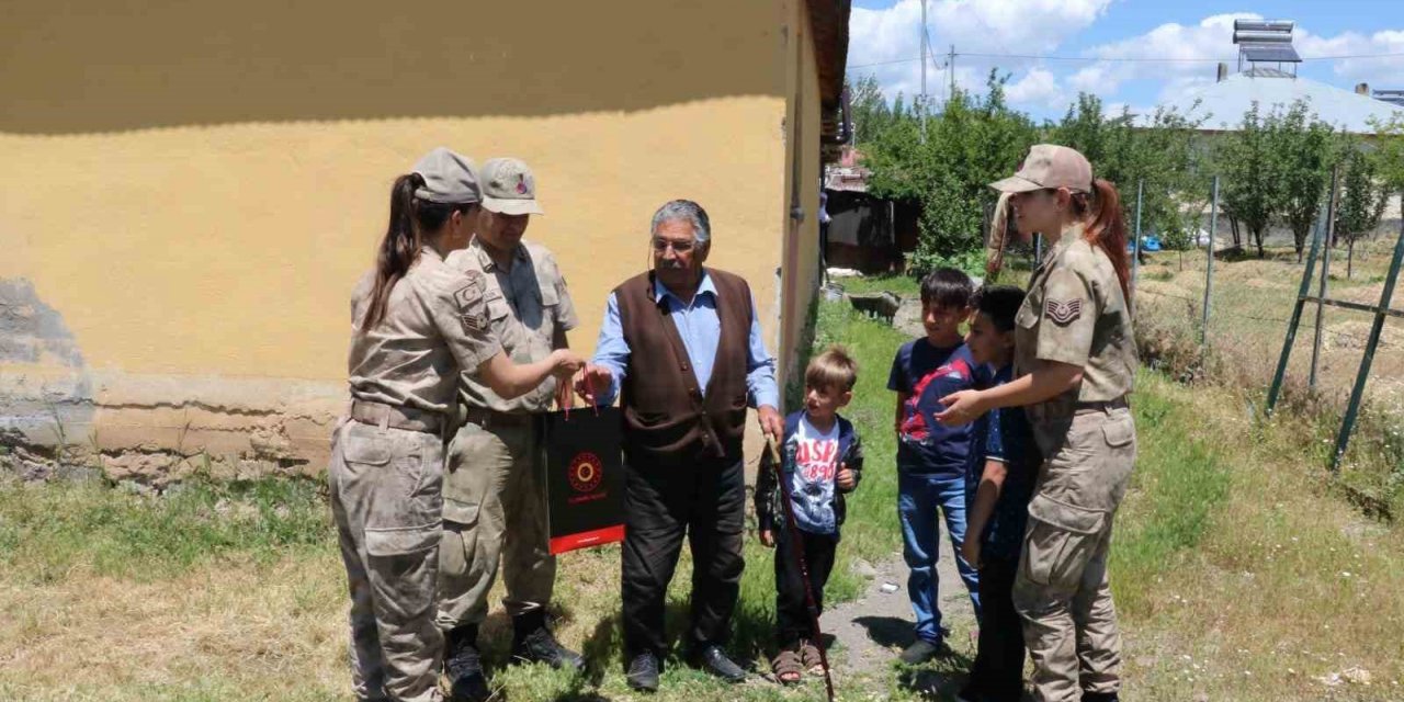 Jandarma, köyün en yaşlısının babalar gününü kutladı