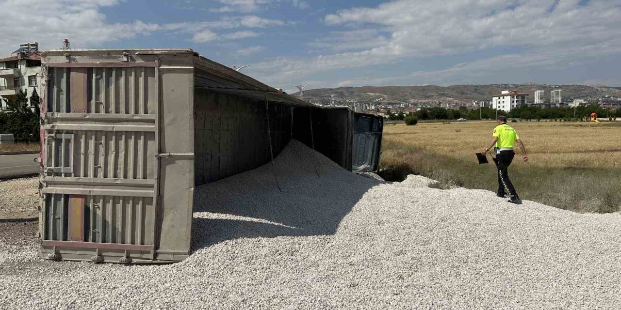 Elazığ’da mıcır yüklü tır devrildi: 1 yaralı