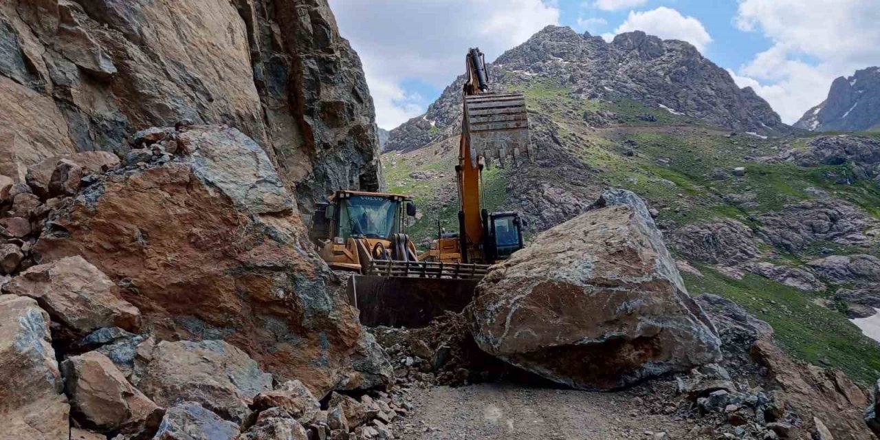 Yola düşen dev kayalar temizlendi