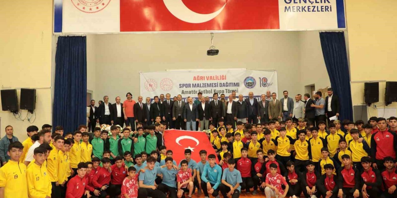 Ağrı’da amatör spor kulüplerine spor malzemesi dağıtıldı