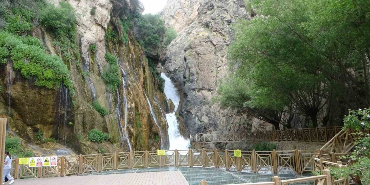 Günpınar Şelalesi görenleri hayran bırakıyor