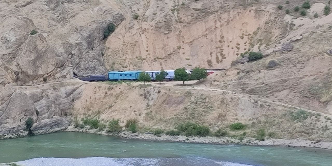 Elazığ’da trenin çarptığı işçiler ağır yaralandı