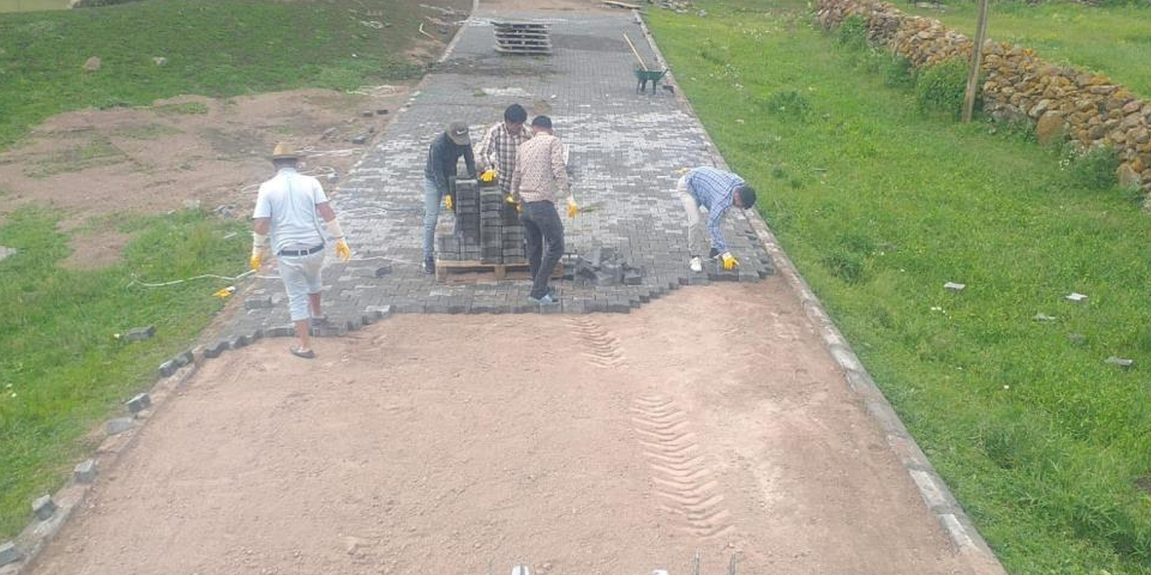 Digor’da köylere kilit parke taş yol yapılıyor