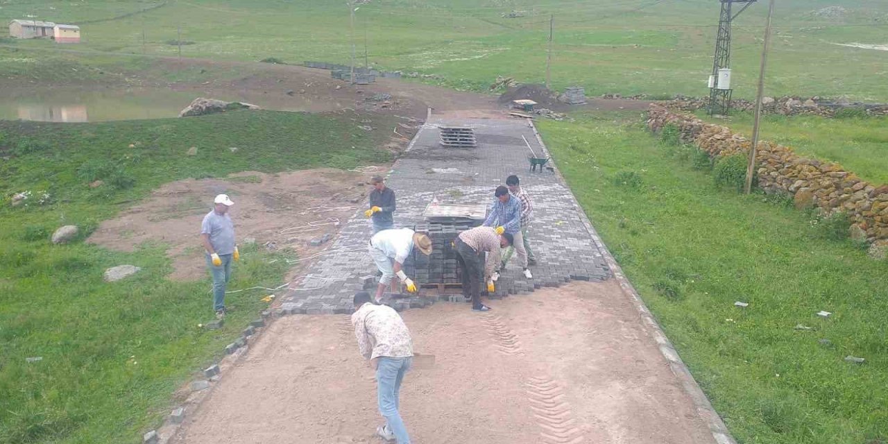 Digor’da köylere kilit parke taş yol yapılıyor