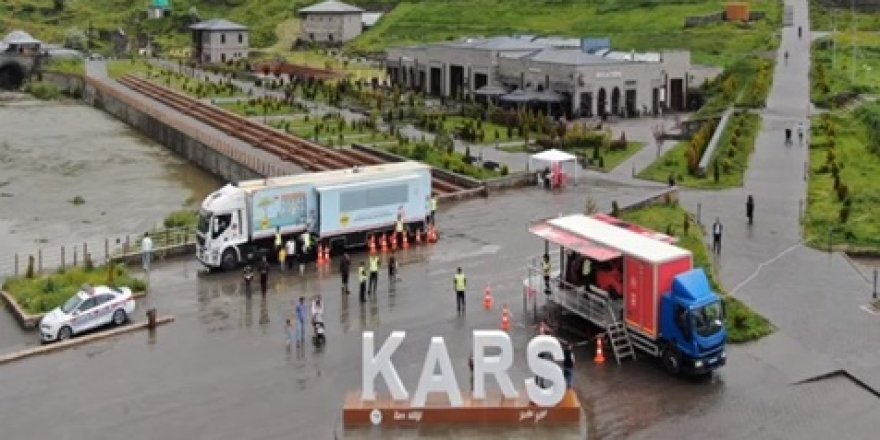 Kars Trafik Jandarması’ndan simülatörlü emniyet kemeri eğitimi