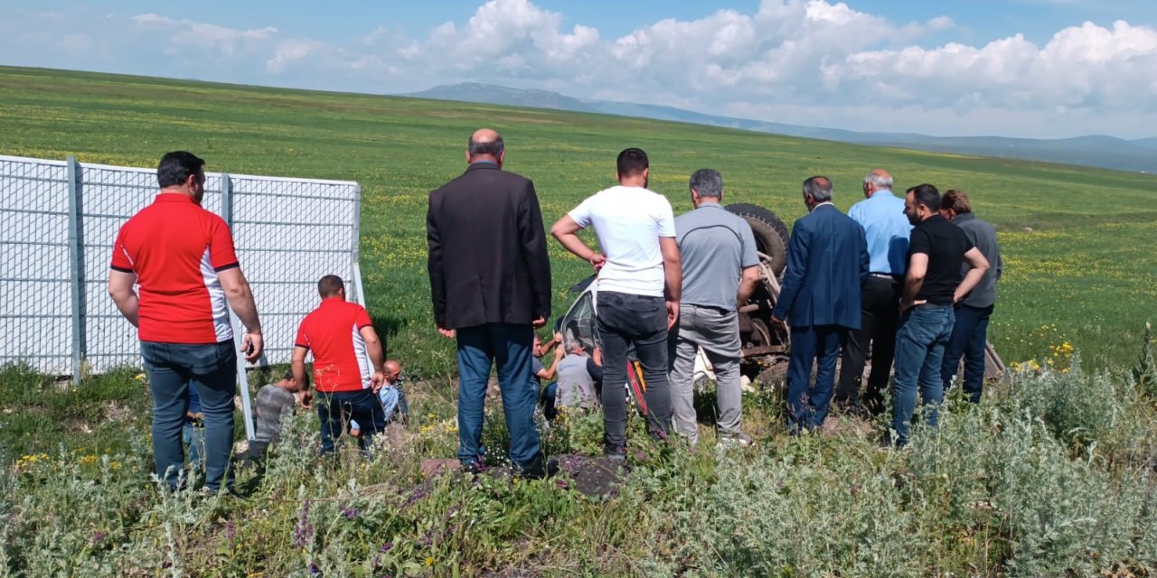 Kars’ta yoldan çıkan kamyon şarampole devrildi