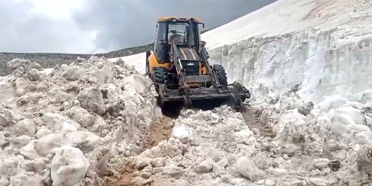 Karla kaplı yayla yolu açıldı