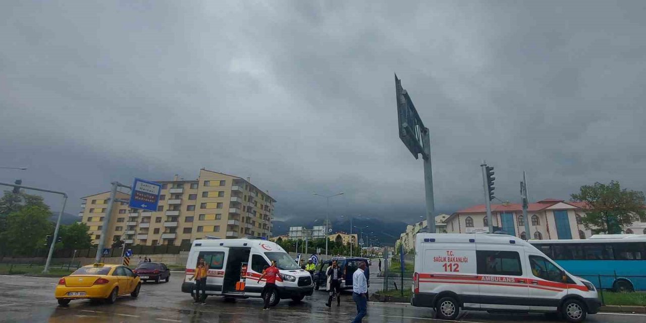 Erzurum’da hasta taşıyan ambülans kaza yaptı