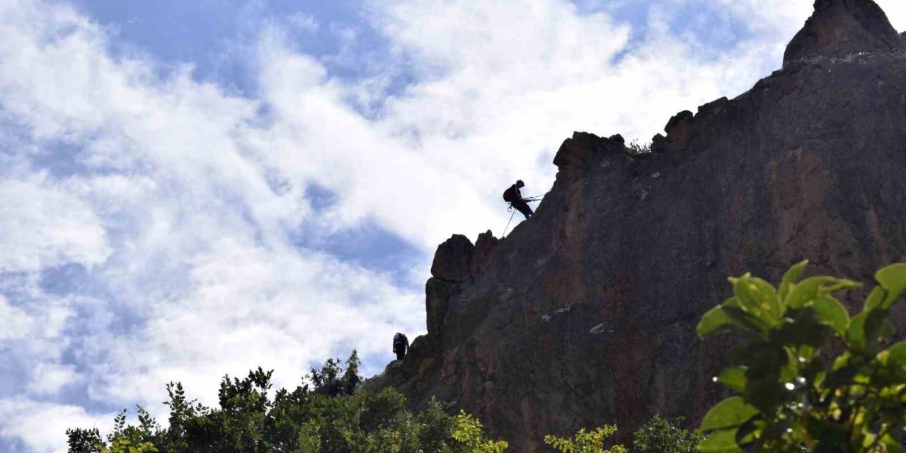 Dağcılar Kemaliye’de kaya tırmanışı gerçekleştirdi