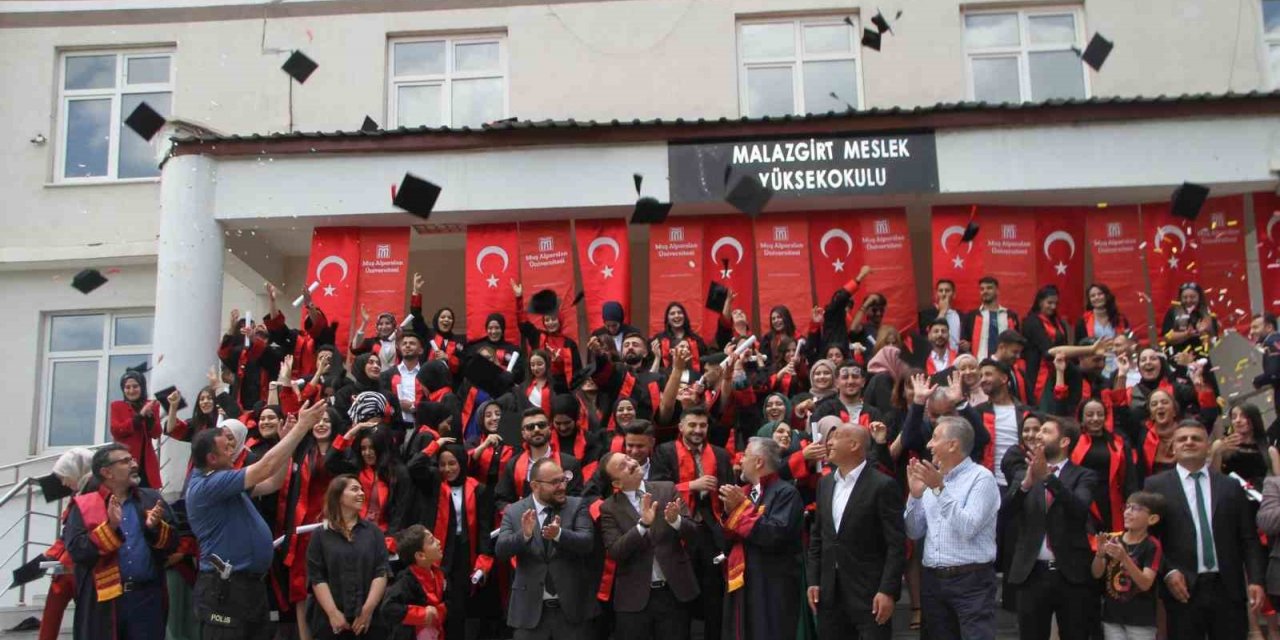 Malazgirt MYO’da mezuniyet coşkusu