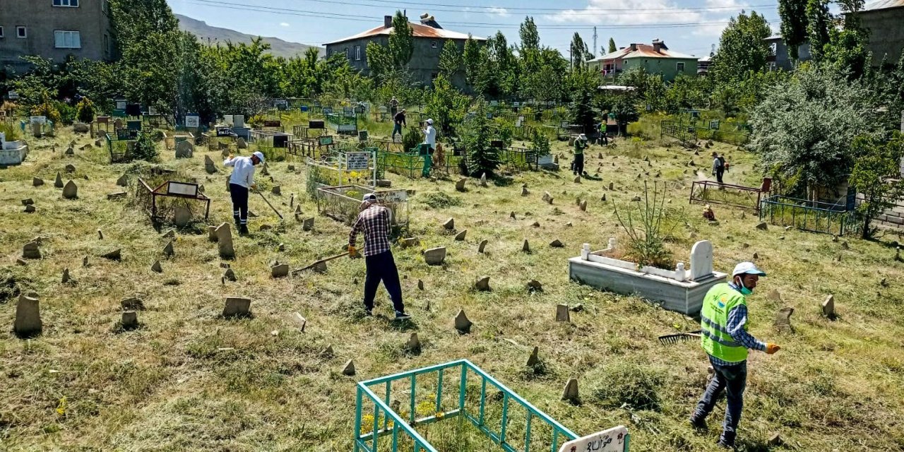 Kurban Bayramı öncesi mezarlıklarda sıkı temizlik