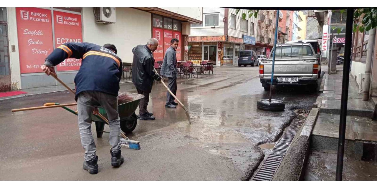 İspir’de altyapı çöktü, iş yerlerini su bastı