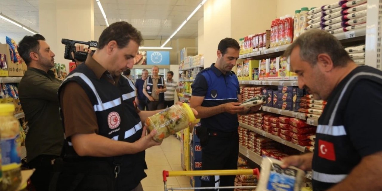 Elazığ Belediyesi, bayram öncesi market ve AVM’leri denetledi