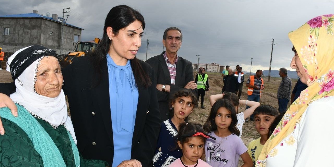 Doğubayazıt Belediyesi mahallelerinin sorunlarına çözüm oluyor