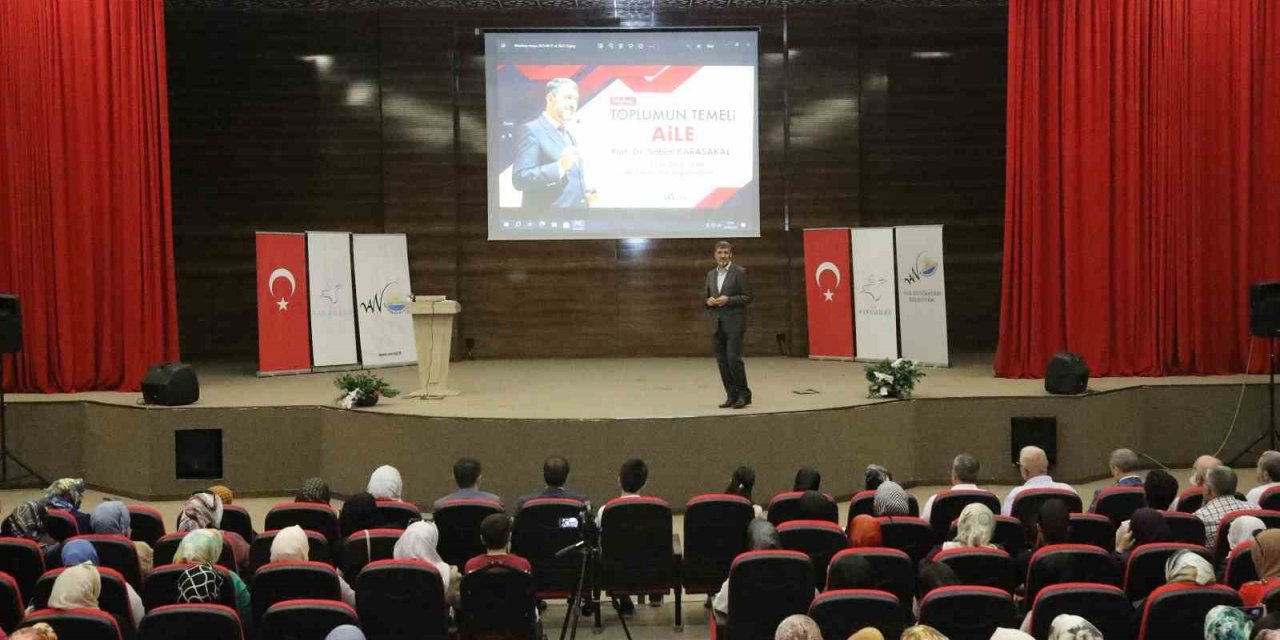 Van’da ‘Toplumun Temeli Aile’ semineri düzenlendi