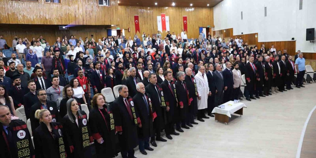 Elazığ’daki mezuniyet töreninde gözyaşları sel oldu