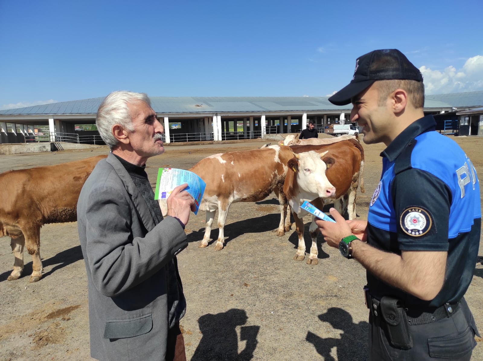 Kars Polisi, Kurban satıcılarına sahte para uyarısı yaptı