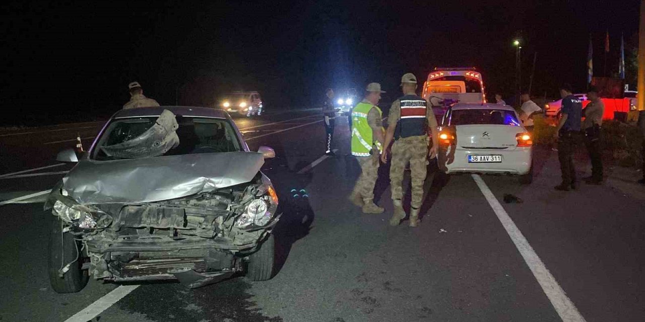 Erzincan’da iki otomobilin çarpıştığı kazada 12 kişi yaralandı