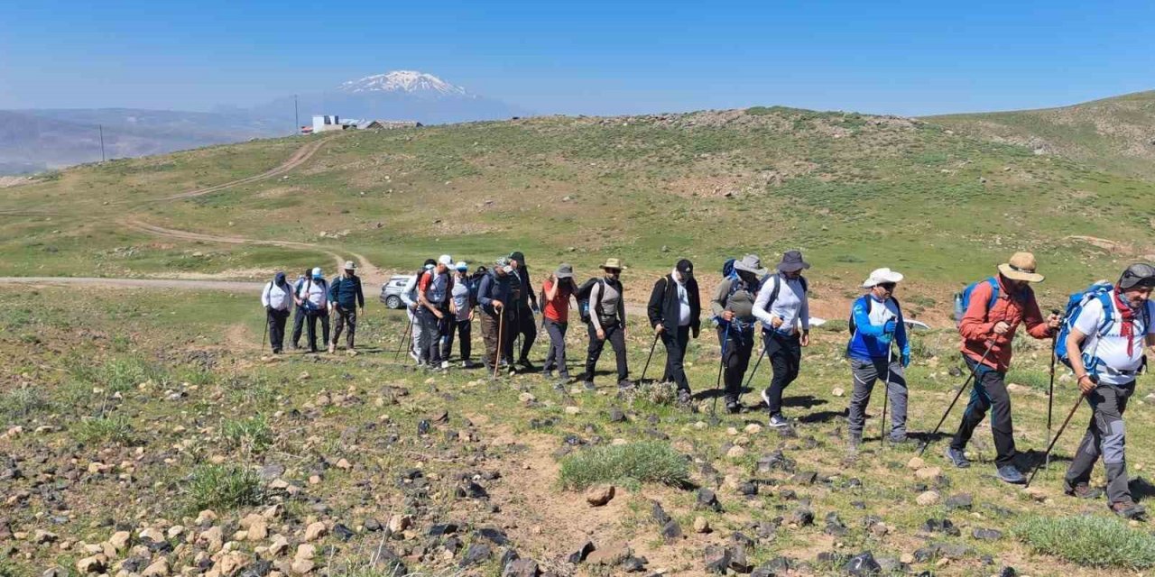 Doğaseverlerden Meydan Gölü ve Gürgür Baba Tepesi’ne yürüyüş