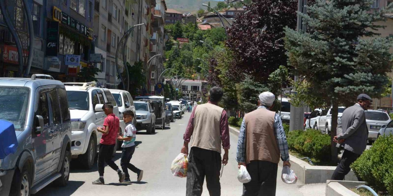 Hakkari’nin en işlek caddesi bayram için trafiğe kapatıldı