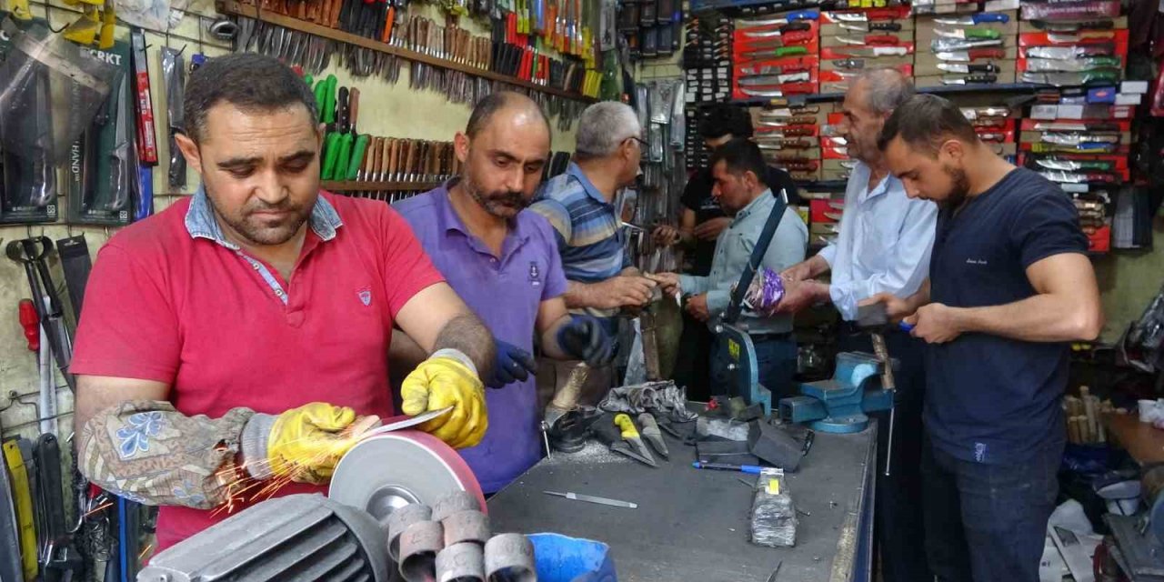 Bıçak bileme ustalarının yorucu bayram mesaisi