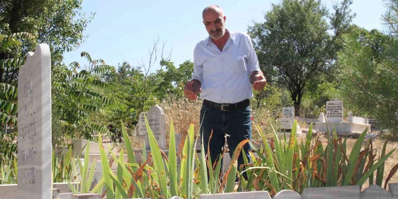 Elazığ’da vatandaşlar arife günü mezarlıklara akın etti