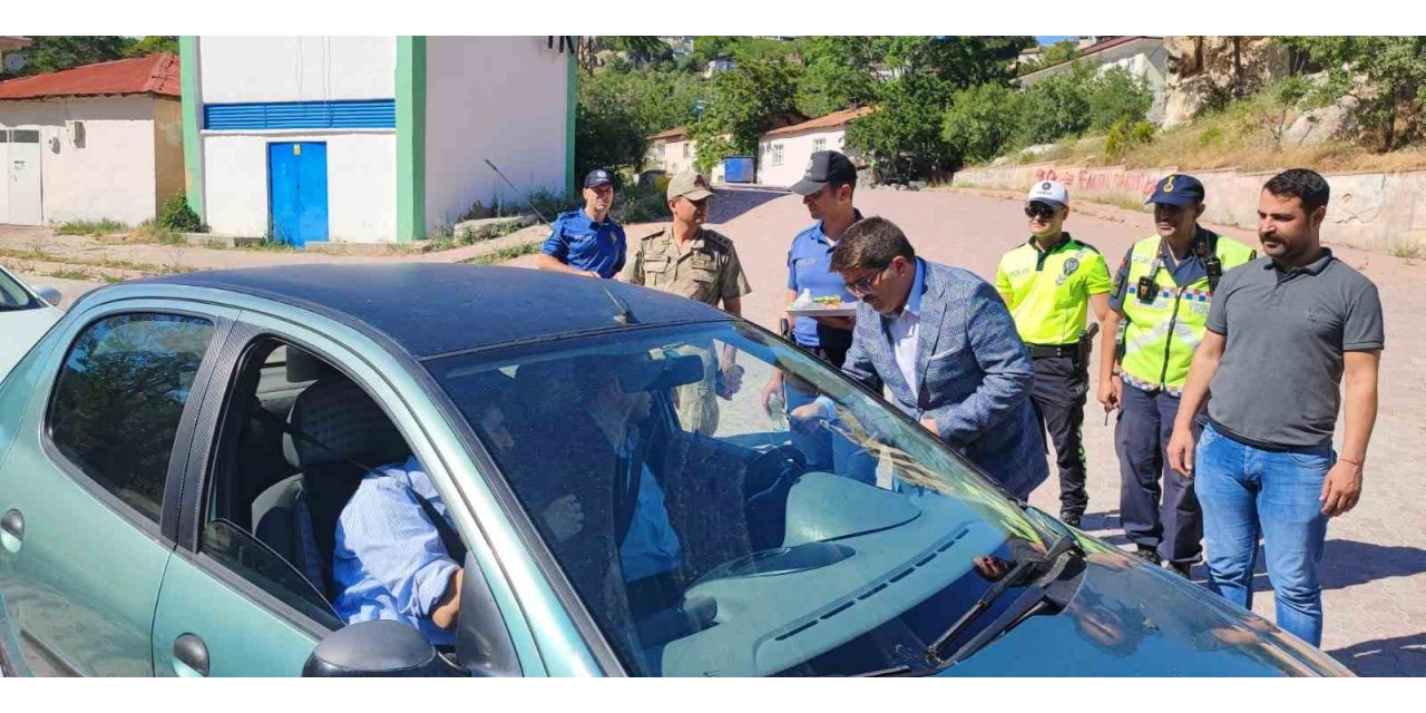 Tunceli’de çikolatalı ve oyuncaklı yol kontrolü