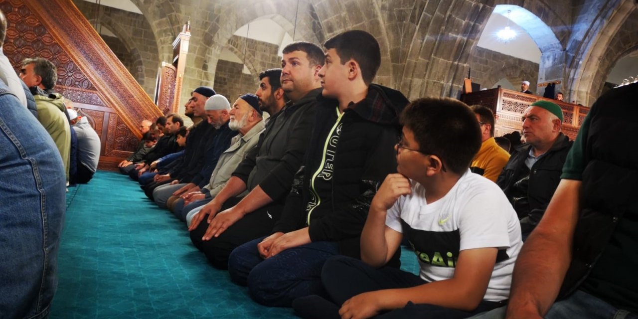 Milli Eğitim Bakanı Tekin Bayram namazını Ulu Camii’nde kıldı