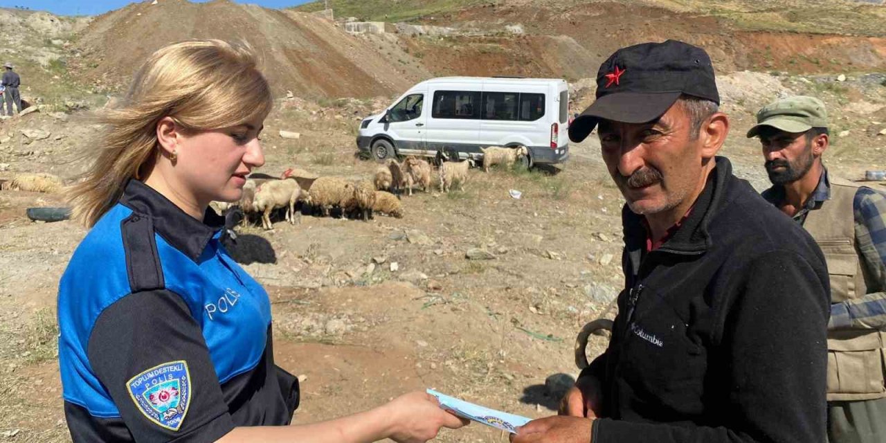 Hakkari polisi sahte para konusunda bilgilendirme yaptı