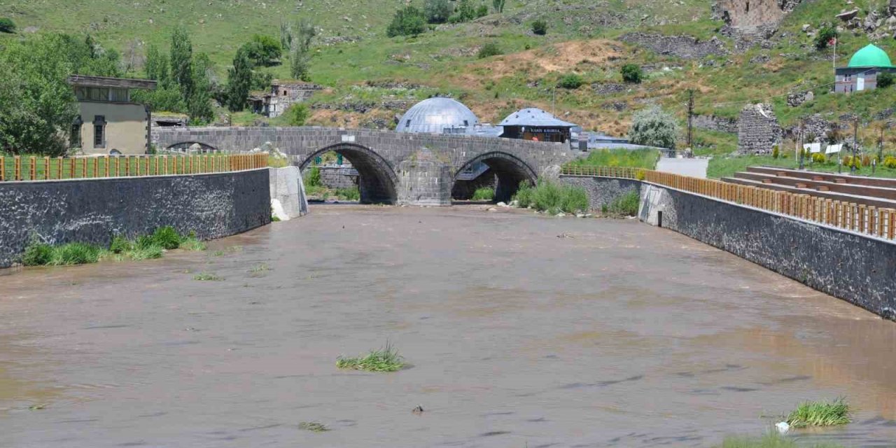 Kars Çayı’nın rengi değişti