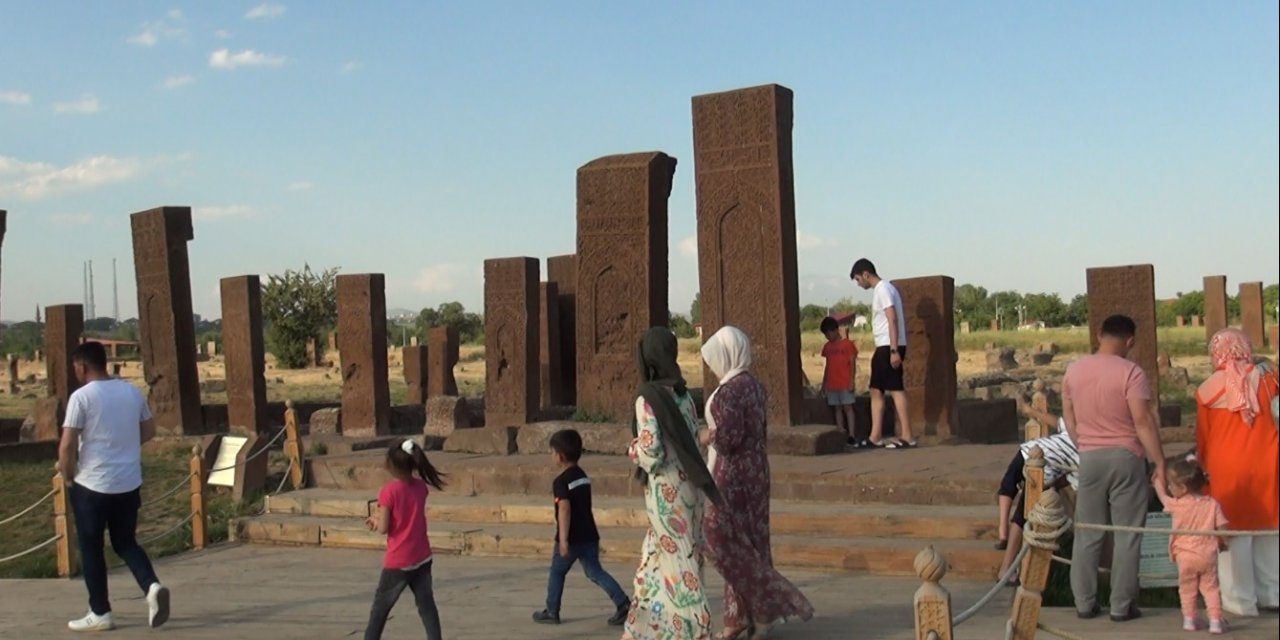 Açık hava müzesi Ahlat’ta bayram yoğunluğu yaşanıyor