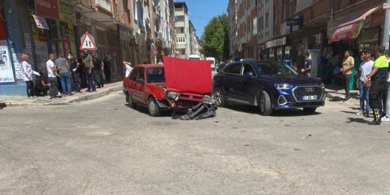 Elazığ’da otomobil ile çarpışan hafif ticari araç yan yattı: 1 yaralı