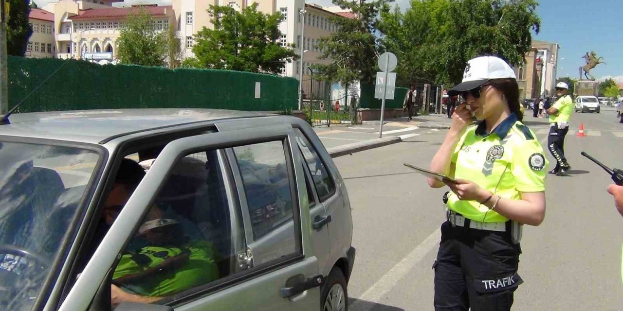 Kars’ta emniyet kemeri takmayan sürücülere ceza kesildi