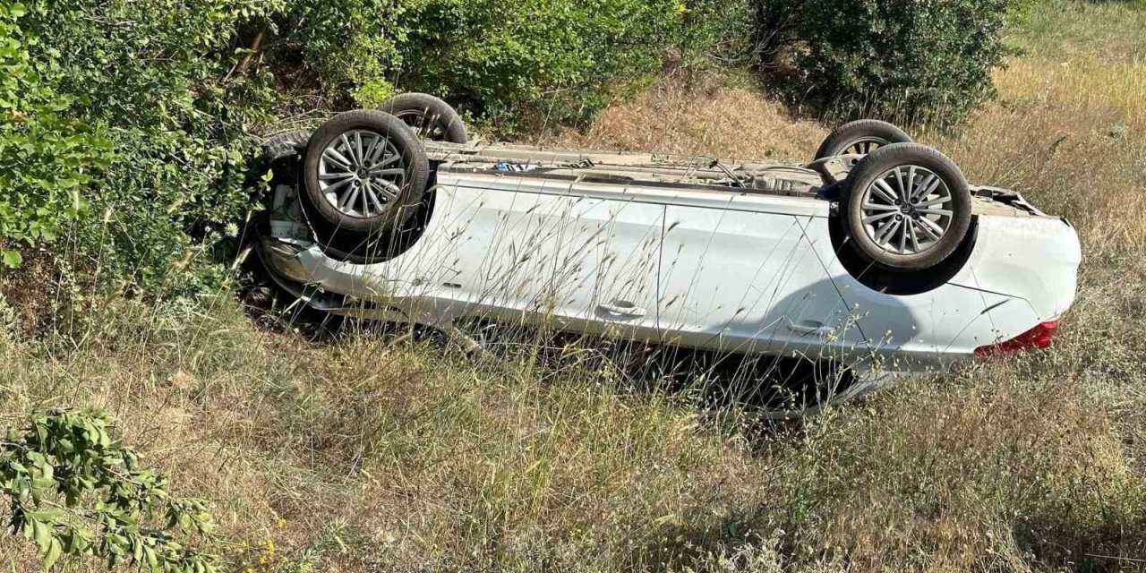 Elazığ’da otomobil tarlaya uçup ters döndü: 4 yaralı