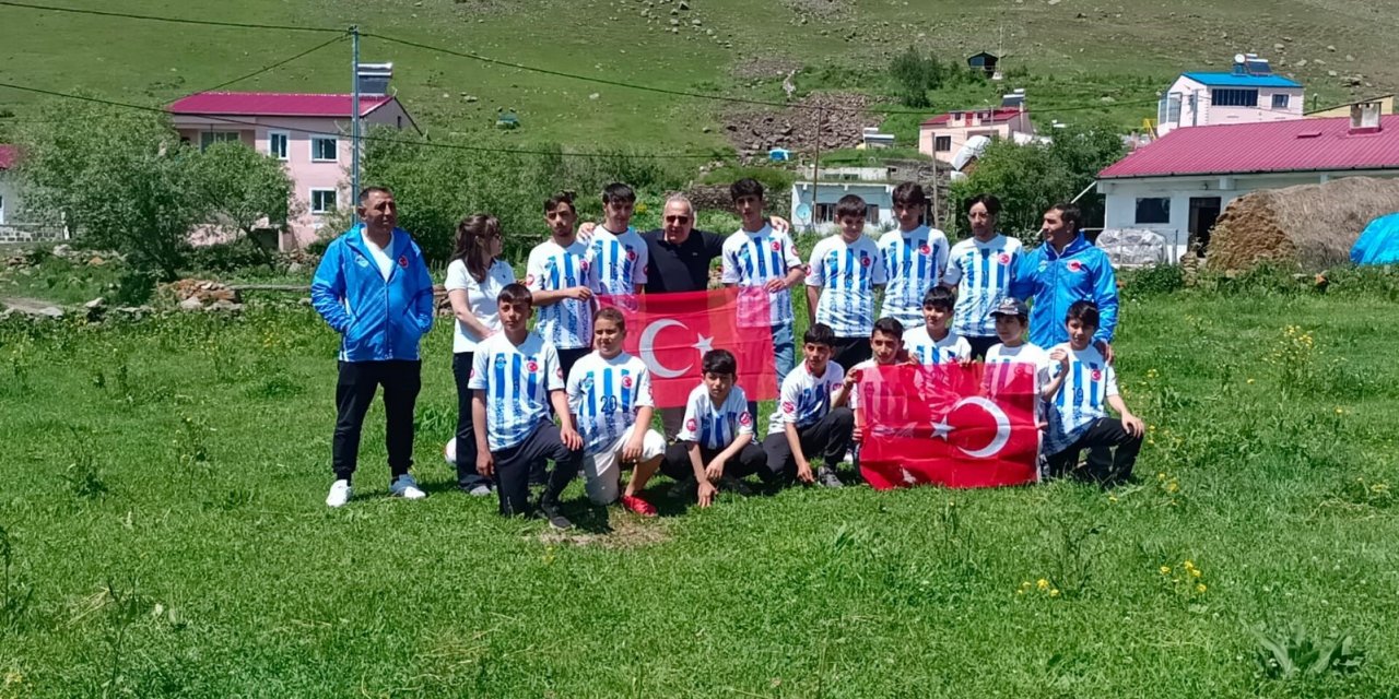 UYAFA, Ardahanlı çocuklara spor malzemesi dağıttı