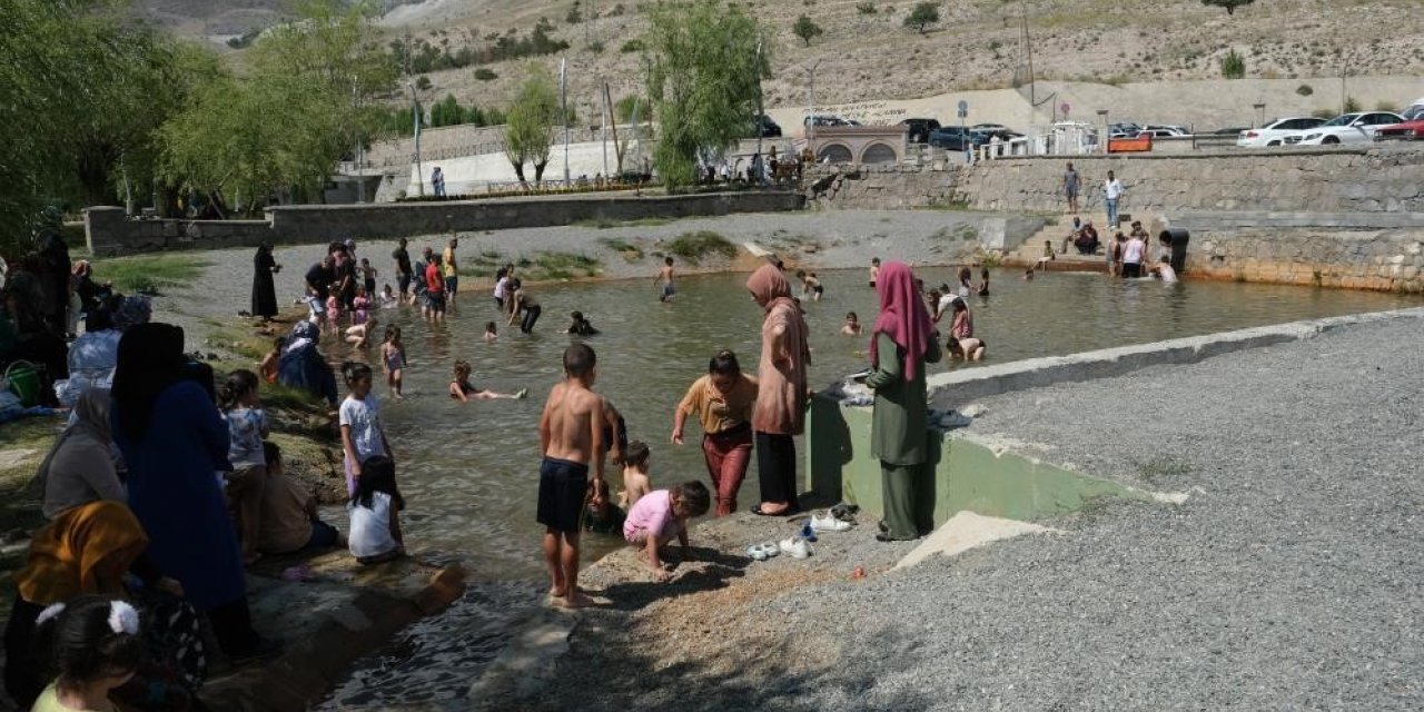 Erzincan’da sıcaktan bunalan vatandaşlar havuzda serinledi