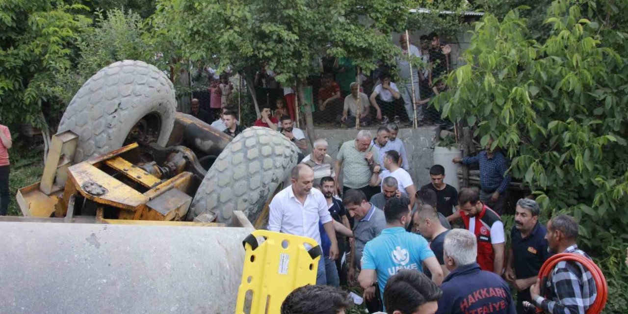 Hakkari’de devrilen iş makinesinin altında kalan çocuk yaralandı