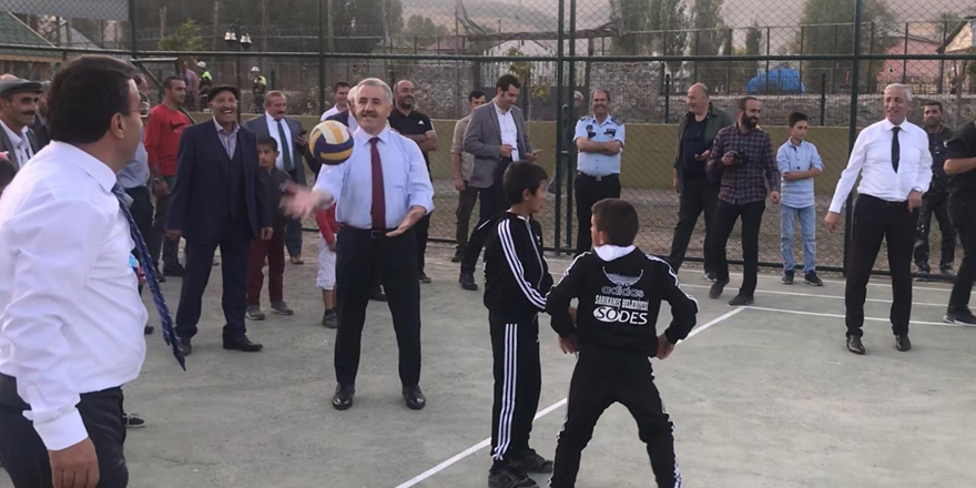 Milletvekilleri Sarıkamış'ta çocuklarla voleybol oynadı