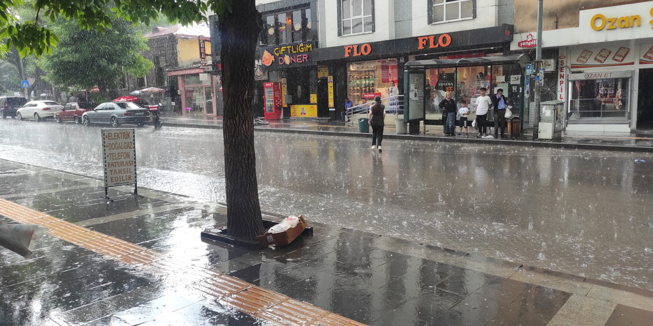 Kars’ta sağanak yağmur hayatı olumsuz etkiliyor