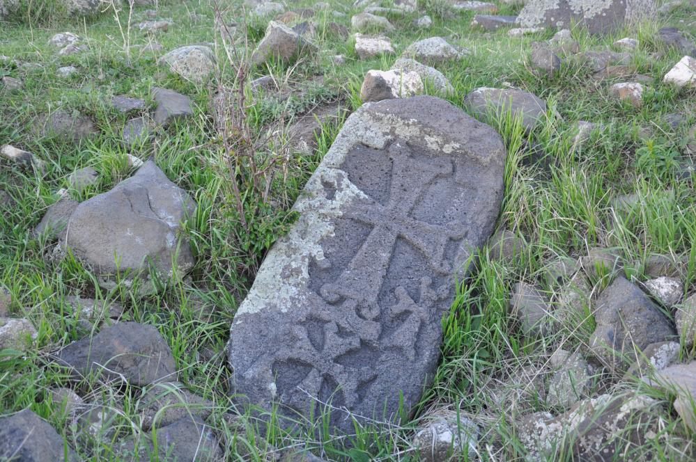 Kars’ta haç işaretli tarihi mezarlar görenlerin dikkatini çekiyor