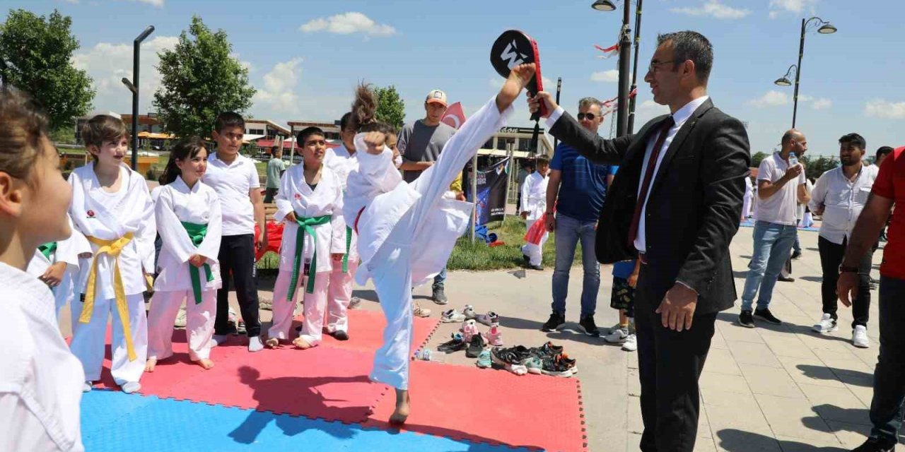 Ağrı’da spor okulları ve engelsiz spor okulları görkemli törenle açıldı