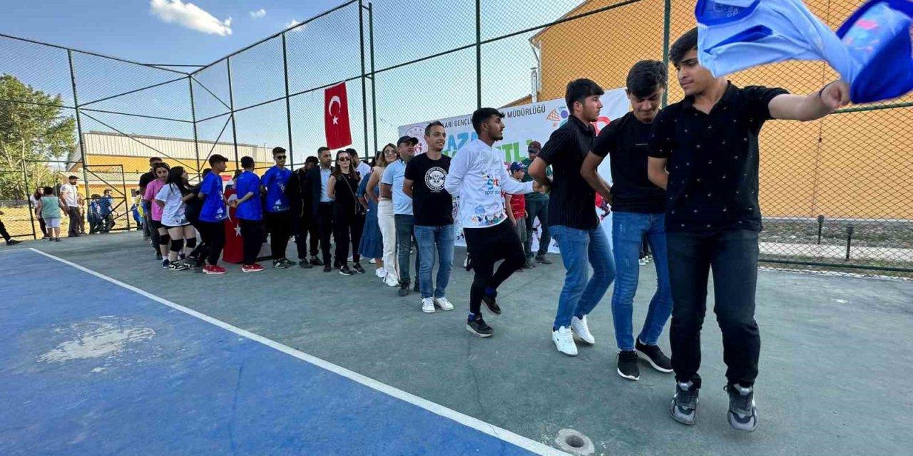 Yüksekova’da yaz spor okulları halaylarla başladı