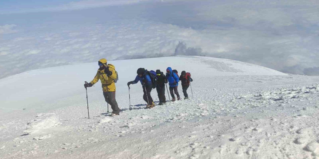 Yabancı turistler Ağrı Dağı zirvesinde