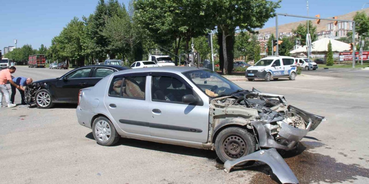 Elazığ’da trafik kazası: 3 yaralı