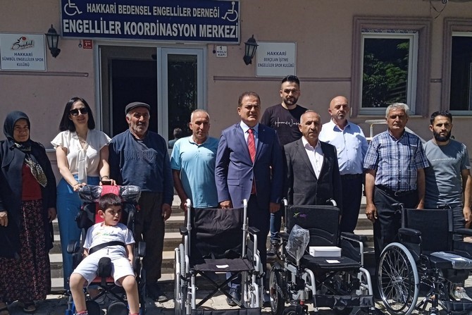 Hakkari’de engellilere sandalye dağıtıldı