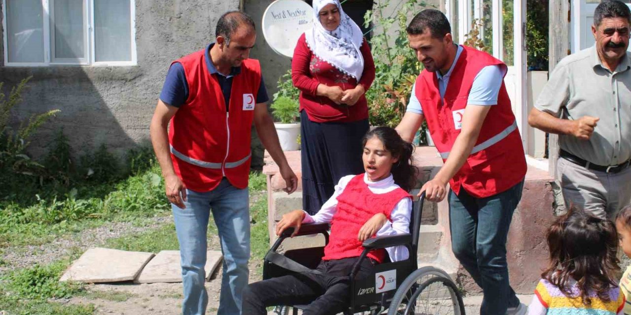 Kızılay engelli bireyleri unutmadı, tekerlekli sandalye hediye etti