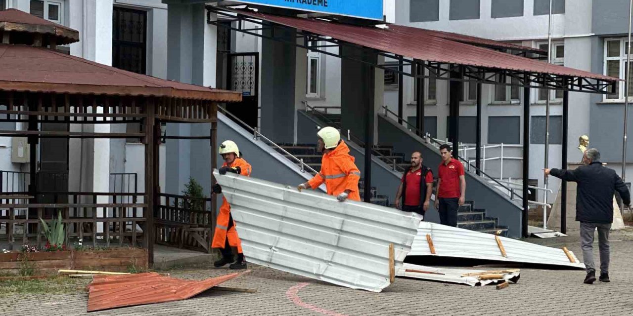 Erzincan’da fırtına ağaçları devirdi, çatıları uçurdu