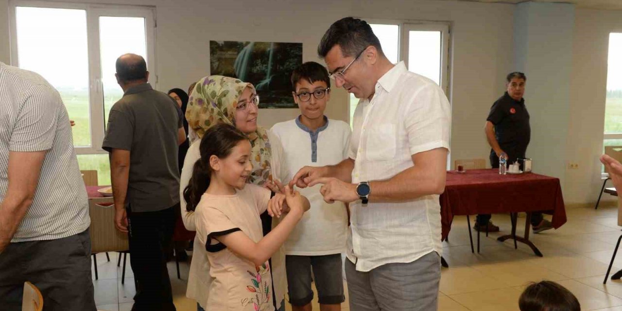 Vali Memiş misafir depremzedelerle buluştu