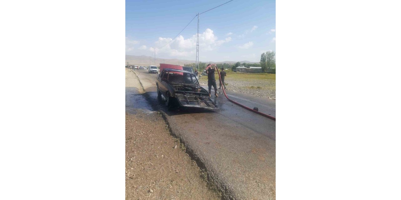 Seyir halindeki otomobil yanarak kullanılamaz hale geldi